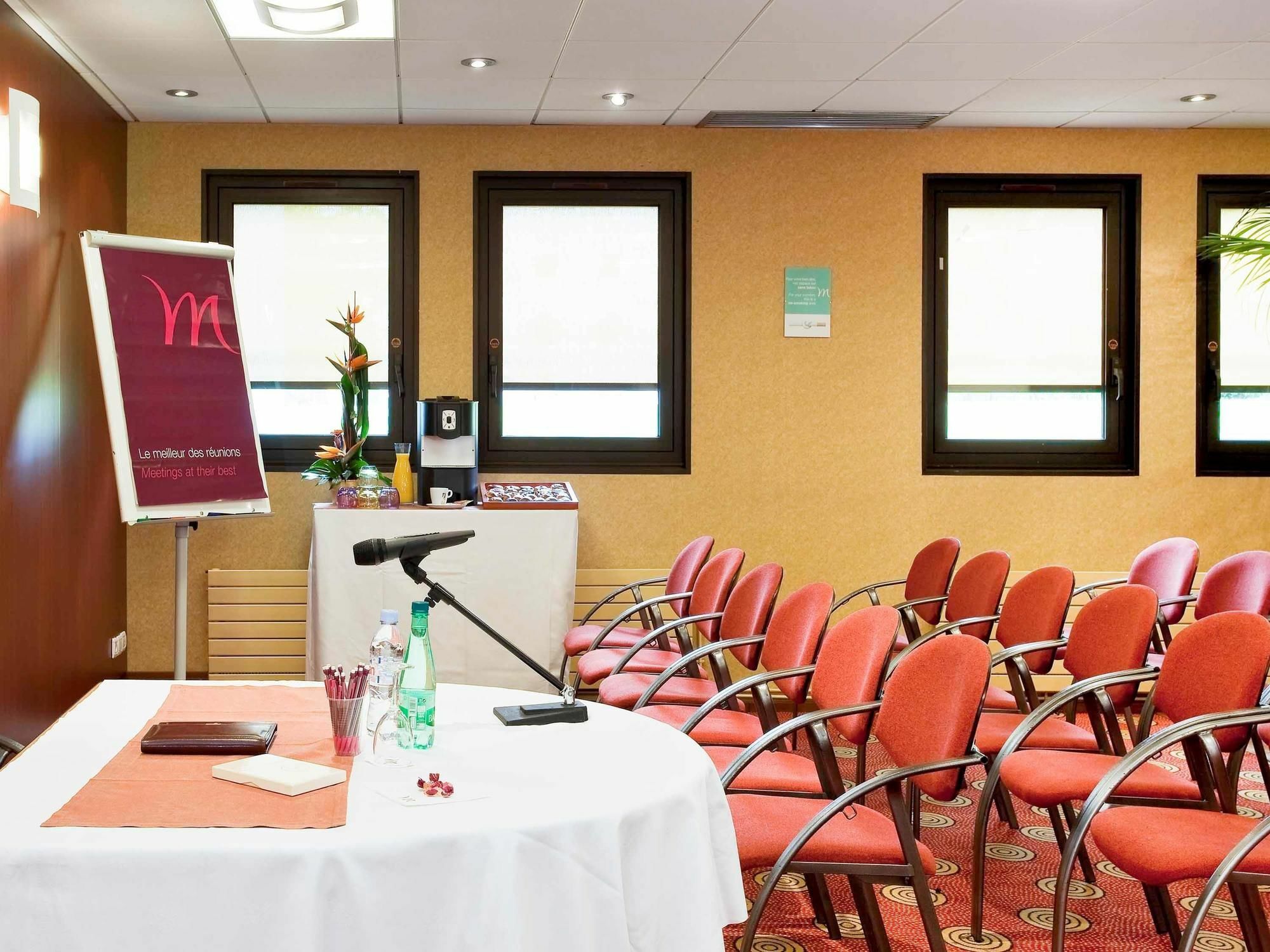 Mercure Pau Palais Des Sports Eksteriør billede