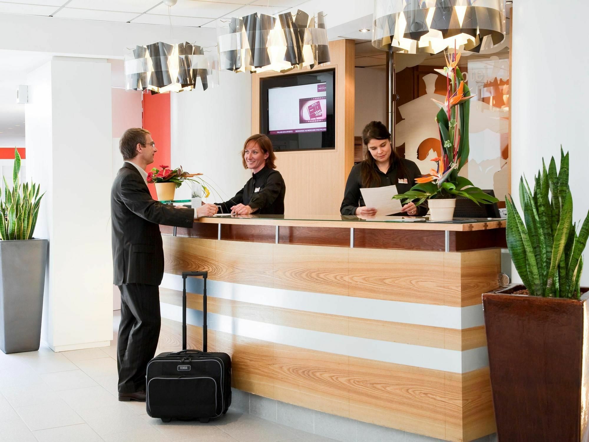 Mercure Pau Palais Des Sports Eksteriør billede